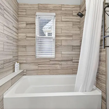 Luxury 3br 2ba Penthouse Apartment *