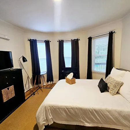 Cozy Classic With Queen Size Bed Boston