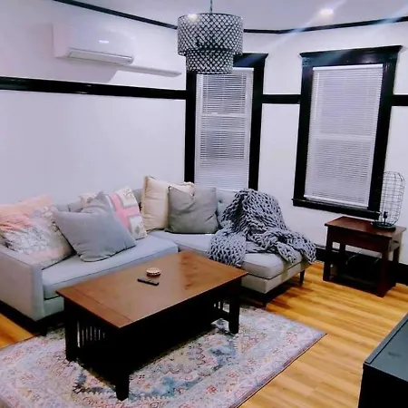 Cozy Classic With Queen Size Bed Boston