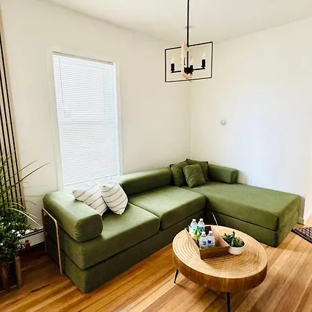 Bright And Spacious 3br Near Free Parking Apartment
