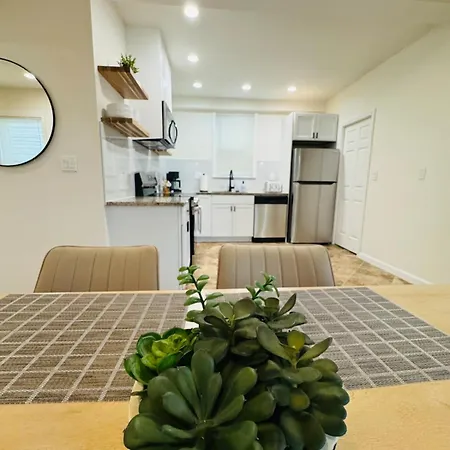 Bright And Spacious 3br Near Free Parking Apartment *