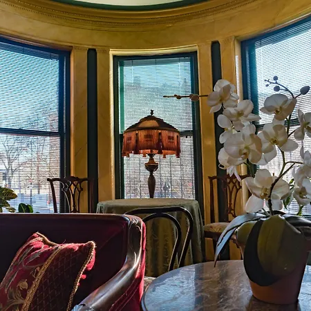 Bed & Breakfast The Gryphon House 3*