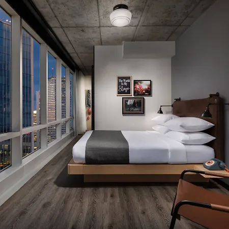 Hotel Moxy Downtown 3*