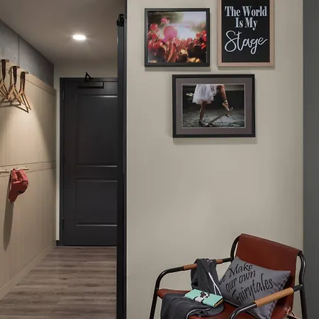 Hotel Moxy Downtown