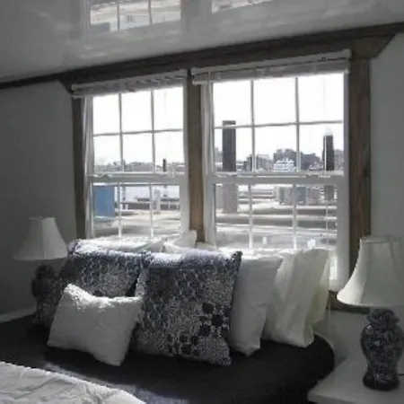 Blue Pearl Houseboat In Harbor Wifi, A/c, Holiday home Boston