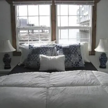 Blue Pearl Houseboat In Harbor Wifi, A/c, Holiday home Boston