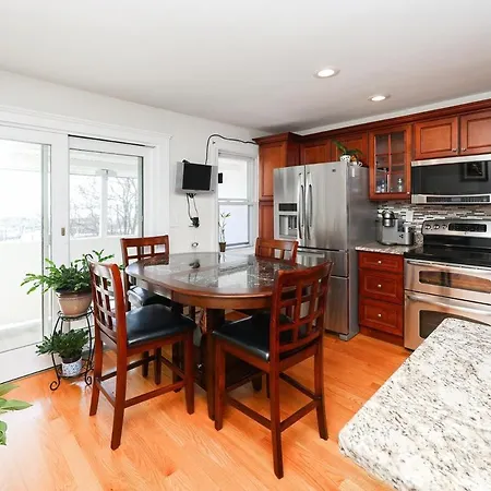 Eastie Roomy 3br With Easy And Airport Access Apartment *