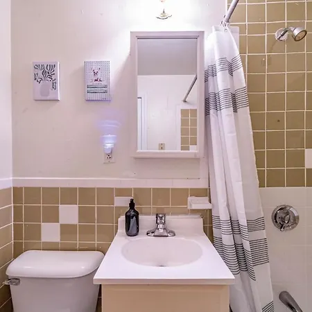 Cozy Near Massart & Longwood, 3-min Walk To T Apartment