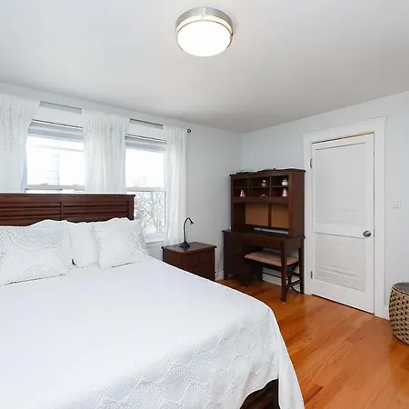 Eastie Roomy 3br With Easy And Airport Access Apartment