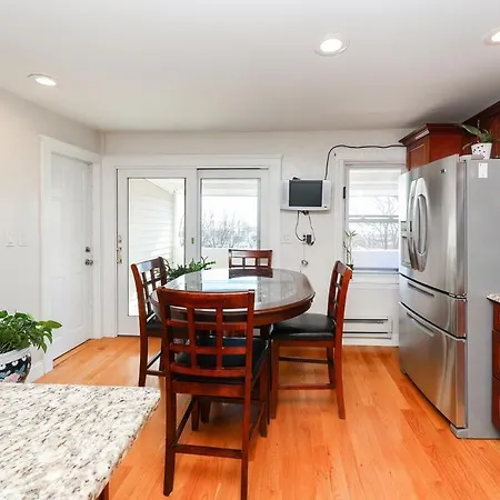 Eastie Roomy 3br With Easy And Airport Access *