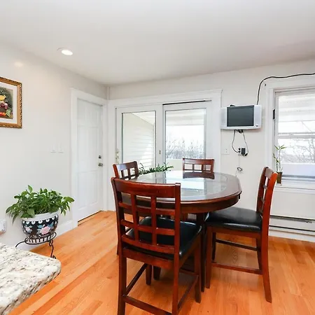 Eastie Roomy 3br With Easy And Airport Access *