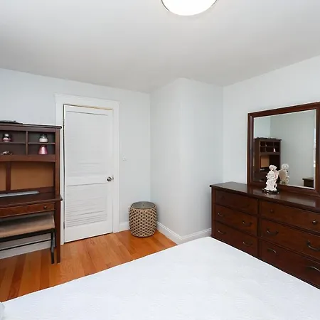 Eastie Roomy 3br With Easy And Airport Access Apartment *