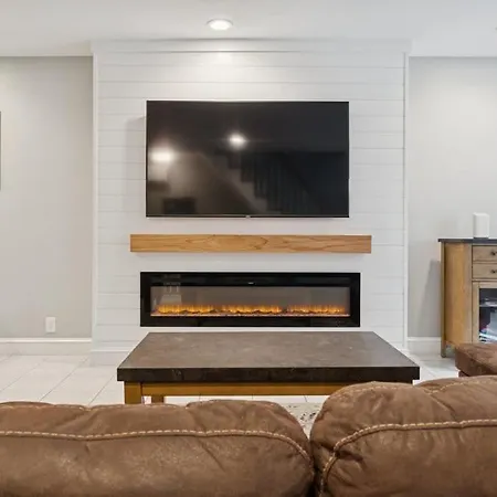 Holiday home Heart Of Southie - Hot Tub + Walk To Bars