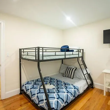 Breezy 3br - Bathtub, Parking, Tv, Walk To Train 803 * Boston