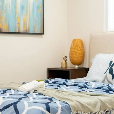 Breezy 3br - Bathtub, Parking, Tv, Walk To Train 803