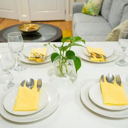 Apartment Breezy 3br - Bathtub, Parking, Tv, Walk To Train 803 *