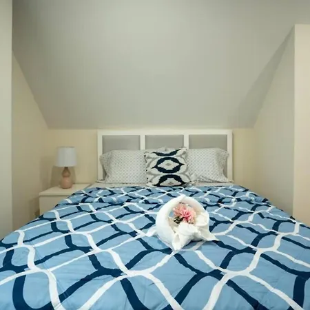 Breezy 3br - Bathtub, Parking, Tv, Walk To Train 803 Apartment *