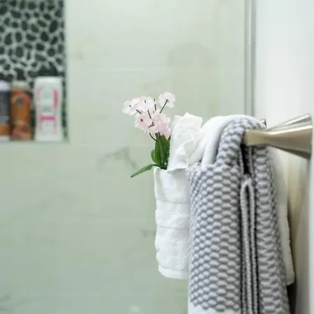 Breezy 3br - Bathtub, Parking, Tv, Walk To Train 803 Apartment