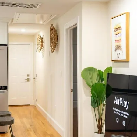 Apartment Breezy 3br - Bathtub, Parking, Tv, Walk To Train 803 *