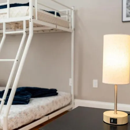 558-2 - Spacious & Modern 3br Near Franklin Park Apartment *