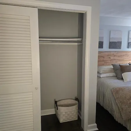 Cozy In Near Beachmont Blue Line Station Homestay