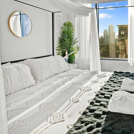 Family Fun In Rooftop Pool & Views Apartment