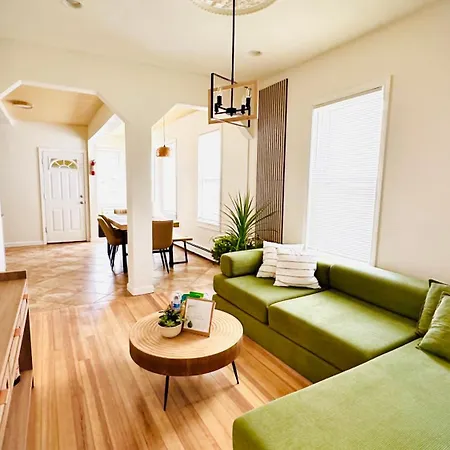 Bright And Spacious 3br Near Free Parking Apartment