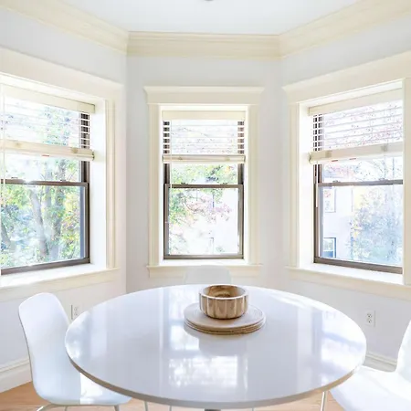 Brownstone Luxury Penthouse Apartment *