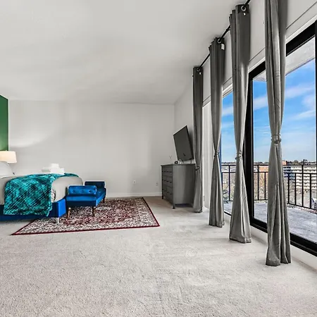 Apartment Luxury Massive Penthouse In Watertown Boston