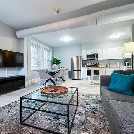 Apartment Spacious 3bed, 2bath, Near Hospitals & Transports Brookline
