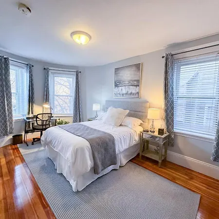 Spacious 3bed, 2bath, Near Hospitals & Transports Apartment *