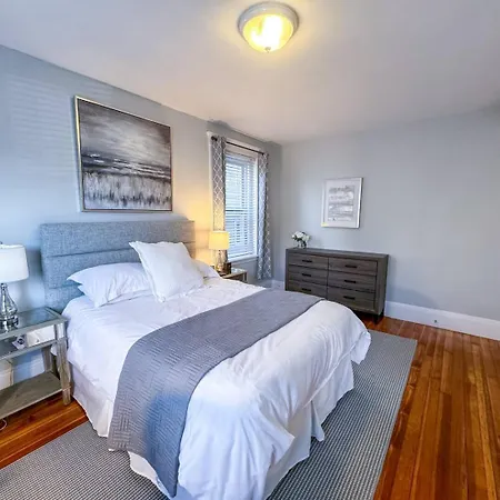 Apartment Spacious 3bed, 2bath, Near Hospitals & Transports Brookline