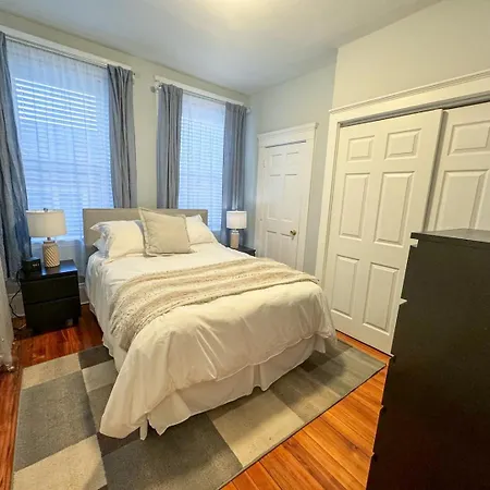 Apartment Spacious 3bed, 2bath, Near Hospitals & Transports Brookline