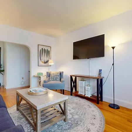 Steps To Public Transport, Coll, Roof Deck Apartment *