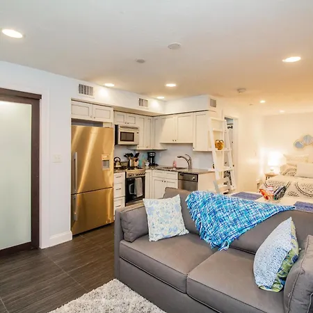 Apartment Renovated Studio, Steps To Mgh, Suffolk, Sleeps 4