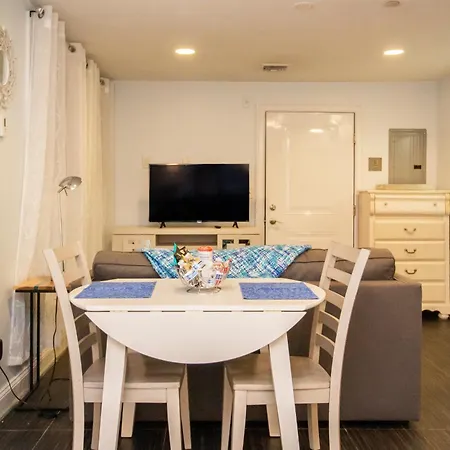 Apartment Renovated Studio, Steps To Mgh, Suffolk, Sleeps 4