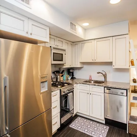 Apartment Renovated Studio, Steps To Mgh, Suffolk, Sleeps 4 Boston
