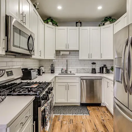 Holiday home 4,500-sq-ft Suburban By Franklin Park!