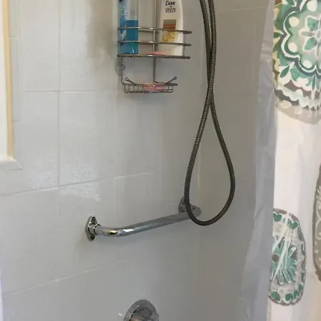 Private Bedroom Near Train&buses * Boston