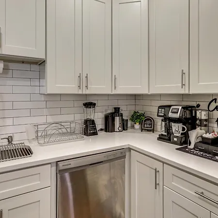 4,500-sq-ft Suburban By Franklin Park! Holiday home