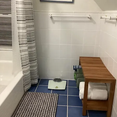 Large Bedroom With Private Bathroom Step To Train &buses In