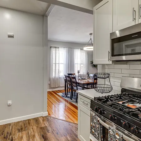 Holiday home 4,500-sq-ft Suburban By Franklin Park! *