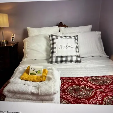 Private Bedroom Near Train&buses *