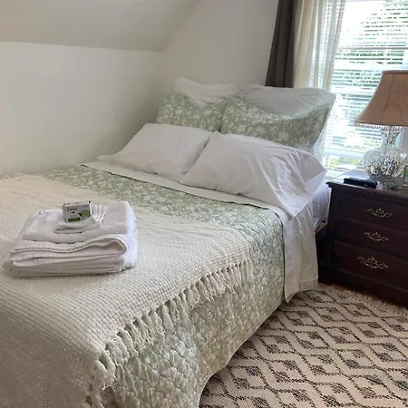 Homestay Large Bedroom With Private Bathroom Step To Train &buses In *