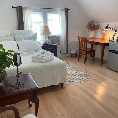 Homestay Large Bedroom With Private Bathroom Step To Train &buses In *