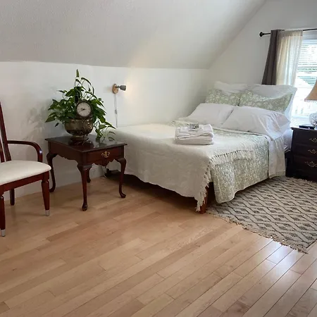 Homestay Large Bedroom With Private Bathroom Step To Train &buses In *