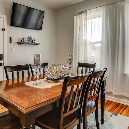 4,500-sq-ft Suburban By Franklin Park! Holiday home *