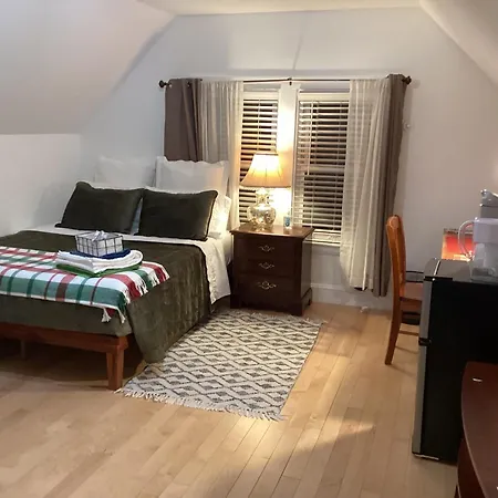 Large Bedroom With Private Bathroom Step To Train &buses In *
