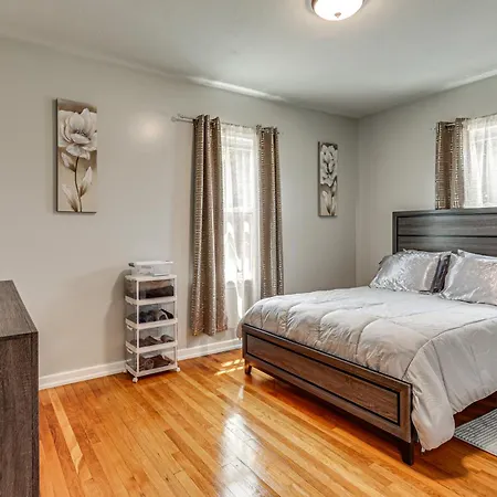 4,500-sq-ft Suburban By Franklin Park! Holiday home Boston