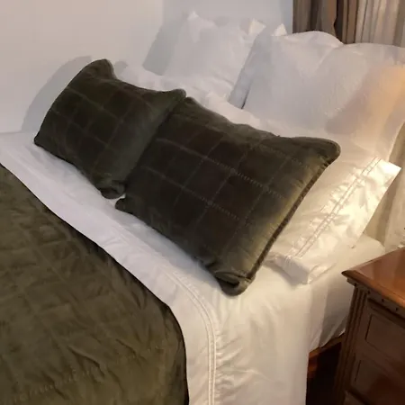 Large Bedroom With Private Bathroom Step To Train &buses In